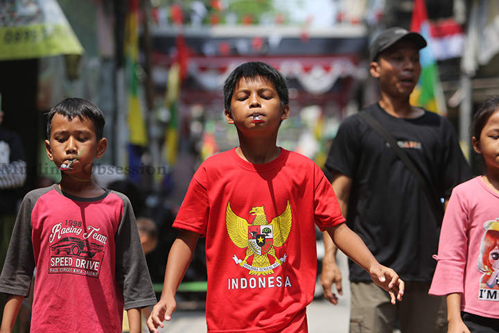 Sejumlah anak RT 010 mengikuti perlombaan HUT ke-79 RI di Tanah Pasir, Kelurahan Penjaringan, Kecamatan Penjaringan, Jakarta Utara, Sabtu (17/8/2024). (Foto: Edwin B/ Muslim Obsession)