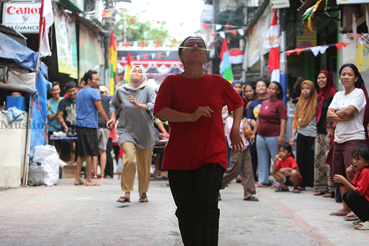 Sejumlah warga RT 010 mengikuti perlombaan HUT ke-79 RI di Tanah Pasir, Kelurahan Penjaringan, Kecamatan Penjaringan, Jakarta Utara, Sabtu (17/8/2024). (Foto: Edwin B/ Muslim Obsession)