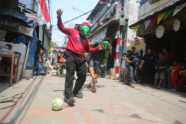 Sejumlah warga RT 010 mengikuti perlombaan HUT ke-79 RI di Tanah Pasir, Kelurahan Penjaringan, Kecamatan Penjaringan, Jakarta Utara, Sabtu (17/8/2024). (Foto: Edwin B/ Muslim Obsession)