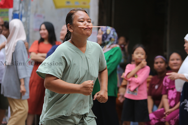 Sejumlah warga RT 010 mengikuti perlombaan HUT ke-79 RI di Tanah Pasir, Kelurahan Penjaringan, Kecamatan Penjaringan, Jakarta Utara, Sabtu (17/8/2024). (Foto: Edwin B/ Muslim Obsession)