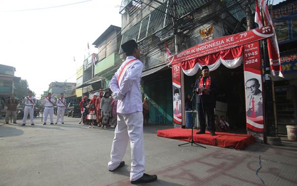 FOTO: Warga Penjaringan Gelar Upacara Bendera