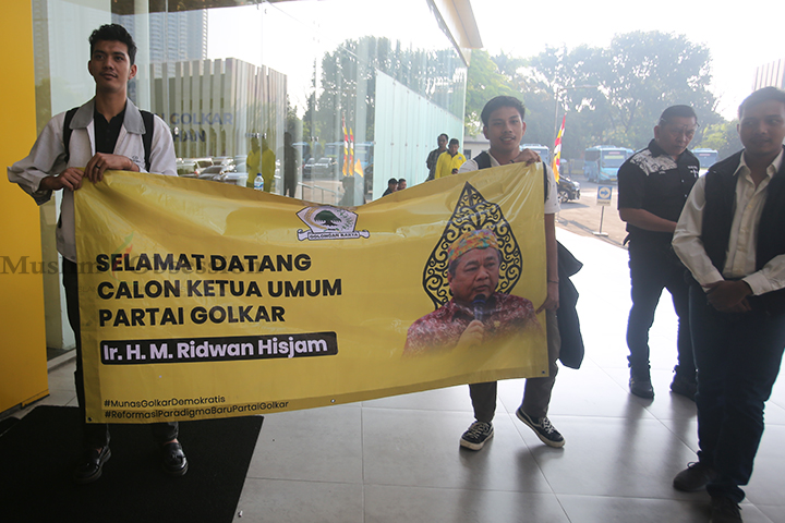 Para simpatisan membentangkan spanduk dukungan terhadap Ridwan Hisjam untuk menjadi Ketua Umum Partai Golkar di DPP Partai Golkar, Jl. Anggrek Nelly, Slipi, Jakarta Barat, Senin (19/8/2024). (Foto: Edwin B/ Muslim Obsession)