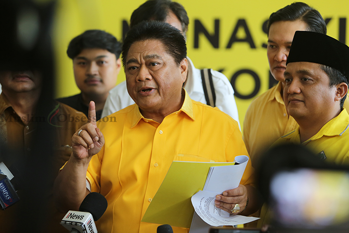 Ridwan Hisjam menjawab pertanyaan wartawan usai mendaftarkan diri sebagai Calon Ketua Umum (Caketum) Partai Golkar di DPP Partai Golkar, Jl. Anggrek Nelly, Slipi, Jakarta Barat, Senin (19/8/2024). (Foto: Edwin B/ Muslim Obsession)