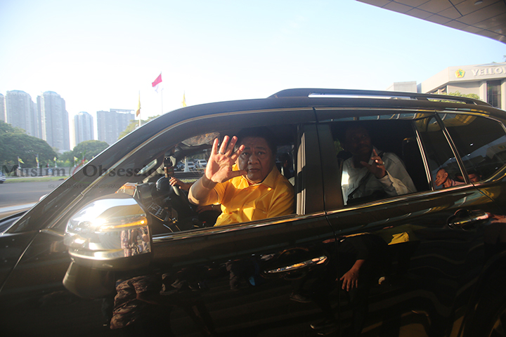 Ridwan Hisjam melambaikan tangan ke awak media usai mendaftarkan diri sebagai Calon Ketua Umum (Caketum) Partai Golkar di DPP Partai Golkar, Jl. Anggrek Nelly, Slipi, Jakarta Barat, Senin (19/8/2024). (Foto: Edwin B/ Muslim Obsession)