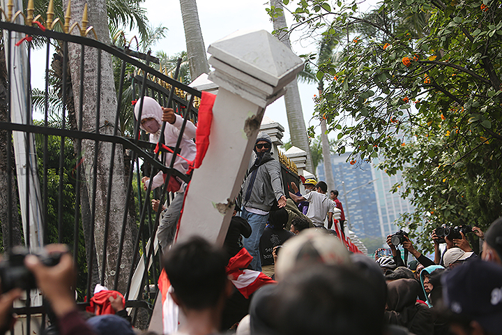 Sejumlah massa aksi merobohkan tembok gedung Dewan Perwakilan Rakyat (DPR), Jakarta Pusat, Kamis (22/8/2024). (Foto: Edwin B/ Muslim Obsession)