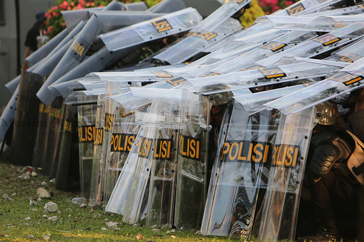 Gabungan aparat TNI dan Polri berjaga-jaga di halaman gedung Dewan Perwakilan Rakyat (DPR), Jakarta Pusat, Kamis (22/8/2024). (Foto: Edwin B/ Muslim Obsession)