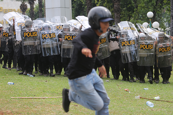 Sejumlah aparat kepolisian berjaga-jaga di halaman gedung Dewan Perwakilan Rakyat (DPR), Jakarta Pusat, Kamis (22/8/2024). (Foto: Edwin B/ Muslim Obsession)