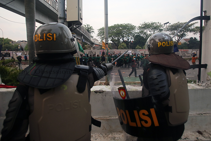 Sejumlah aparat membubarkan massa aksi d Jalan Gatot Subroto, Jakarta Pusat, Kamis (22/8/2024). (Foto: Edwin B/ Muslim Obsession)