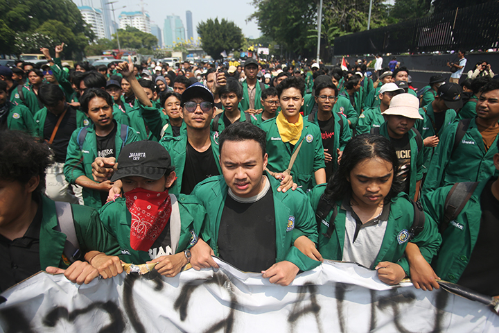 Muslim Obsession- Ribuan massa dari berbagai elemen seperti, mahasiswa, buruh dan pelajar mendatangi Gedung DPR, Jalan Gatot Subroto, Jakarta Pusat, Kamis (22/8/2024). Aksi tersebut sebagai ungkapan menolak pengesahan revisi UU Pilkada. (Foto: Edwin B/ Muslim Obsession)
