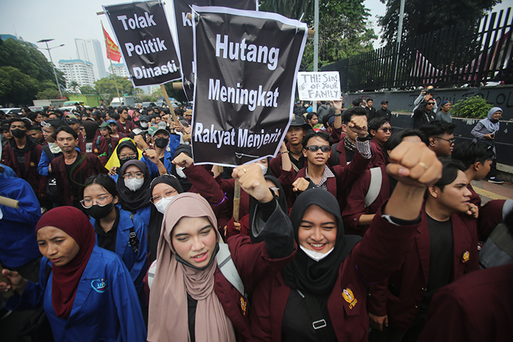 Sejumlah mahasiswa mendatangi Gedung DPR, Jalan Gatot Subroto, Jakarta Pusat, Kamis (22/8/2024). (Foto: Edwin B/ Muslim Obsession)
