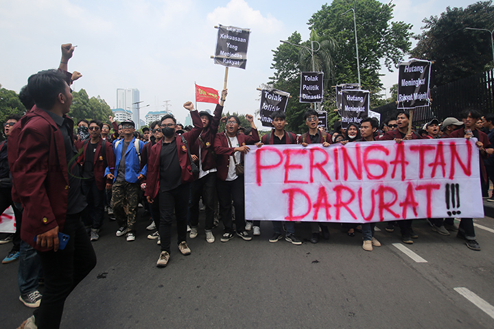 Sejumlah mahasiswa mendatangi Gedung DPR, Jalan Gatot Subroto, Jakarta Pusat, Kamis (22/8/2024). (Foto: Edwin B/ Muslim Obsession)