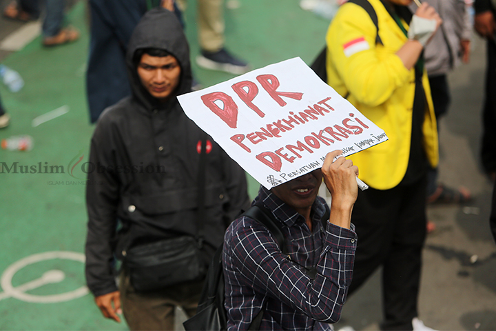 Sejumlah mahasiswa mendatangi Gedung DPR, Jalan Gatot Subroto, Jakarta Pusat, Kamis (22/8/2024). (Foto: Edwin B/ Muslim Obsession)