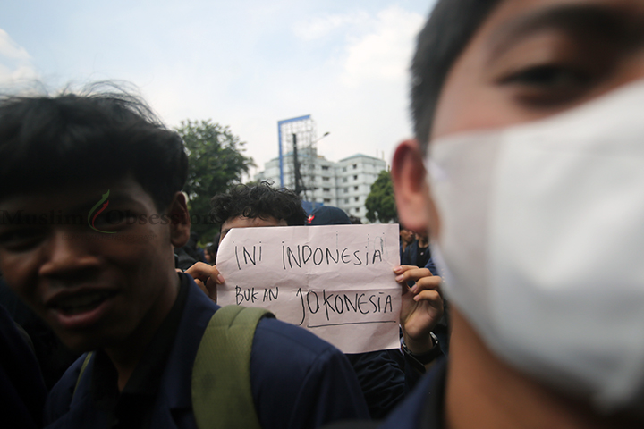 Sejumlah mahasiswa mendatangi Gedung DPR, Jalan Gatot Subroto, Jakarta Pusat, Kamis (22/8/2024). (Foto: Edwin B/ Muslim Obsession)