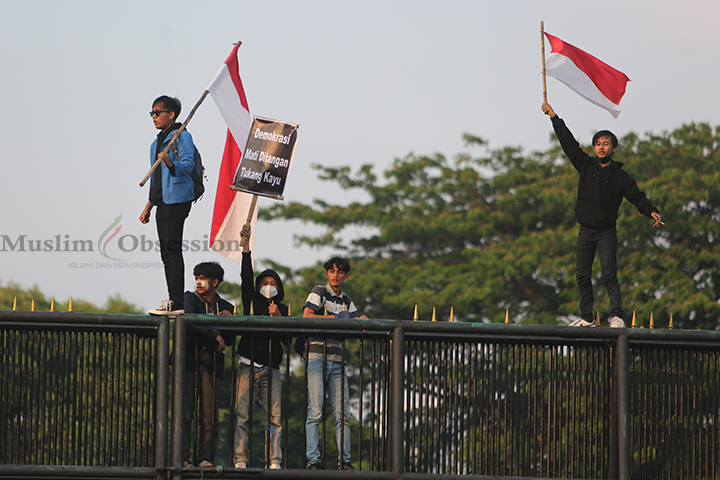 Sejumlah mahasiswa mendatangi Gedung DPR, Jalan Gatot Subroto, Jakarta Pusat, Kamis (22/8/2024). (Foto: Edwin B/ Muslim Obsession)