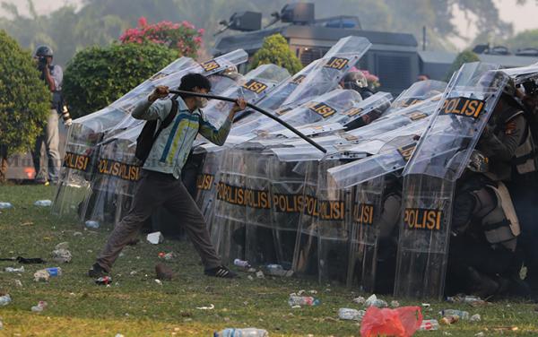 FOTO: Unjuk Rasa di DPR Ricuh
