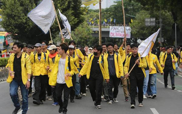 FOTO: Ribuan Massa Datangi Gedung DPR