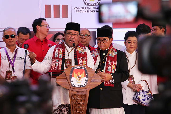 Pasangan Cagub dan Cawagub DKI Jakarta Pramono Anung-Rano Karno saat mendaftarkan diri ke KPUD Jakarta, Rabu (28/8/2024). (Foto: Edwin B/ Muslim Obsession)