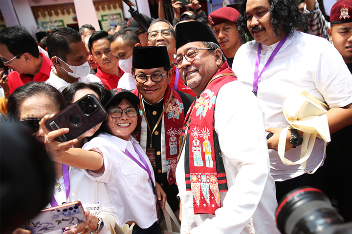 Pasangan Cagub dan Cawagub DKI Jakarta Pramono Anung-Rano Karno saat mendaftarkan diri ke KPUD Jakarta, Rabu (28/8/2024). (Foto: Edwin B/ Muslim Obsession)