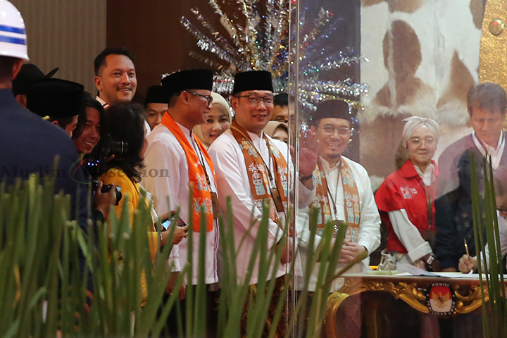 Pasangan Cagub dan Cawagub DKI Jakarta Ridwan kamil- Suswono saat mendaftarkan diri ke KPUD Jakarta, Rabu (28/8/2024). (Foto: Edwin B/ Muslim Obsession)
