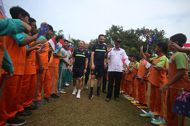 Ketua Dewan Pembina Dompet Dhuafa Parni Hadi (kanan) bersama bintang sepak bola Australia Joshua Kennedy (tengah) dan Gema Simon (kiri) disambut oleh para siswa dari Perguruan Islam Al Syukro Universal Dompet Dhuafa, Ciputat, Tangerang Selatan, Selasa (10/9/2024). (Foto: Edwin B/ Muslim Obsession)