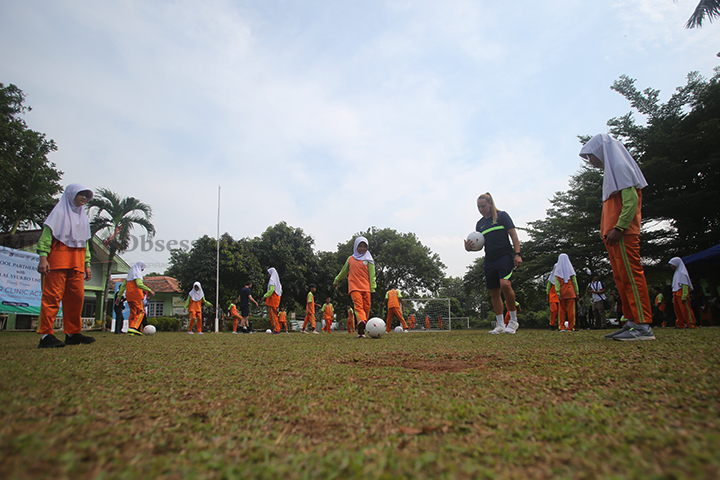 Para siswa Perguruan Islam Al Syukro Universal Dompet Dhuafa, Ciputat, Tangerang Selatan saat bermain sepak bola bersama bintang sepak bola Australia Gema Simon, Selasa (10/9/2024). (Foto: Edwin B/ Muslim Obsession)