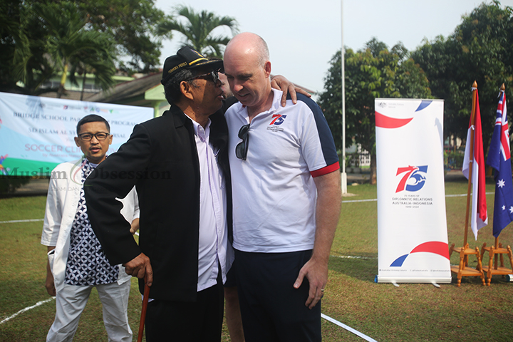 Ketua Dewan Pembina Dompet Dhuafa Parni Hadi (kiri) bersama perwakilan dari Kedutaan Besar Australia di Jakarta Kristhoper Maslin (kanan) berbincang di lapangan Perguruan Islam Al Syukro Universal Dompet Dhuafa, Ciputat, Tangerang Selatan, Selasa (10/9/2024). (Foto: Edwin B/ Muslim Obsession)
