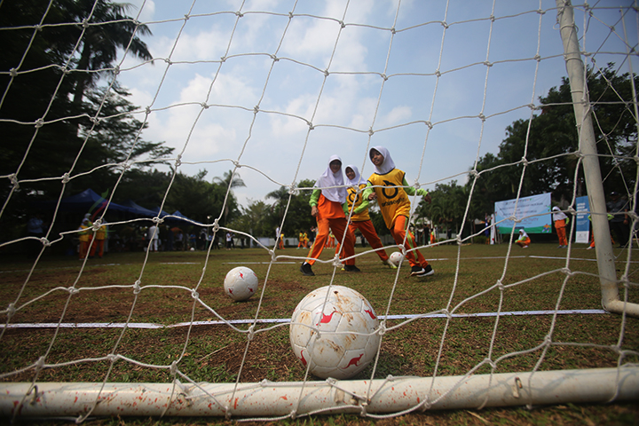 Para siswa Perguruan Islam Al Syukro Universal Dompet Dhuafa, Ciputat, Tangerang Selatan, bermain sepak bola bersama bintang sepak bola Australia, Selasa (10/9/2024). (Foto: Edwin B/ Muslim Obsession)