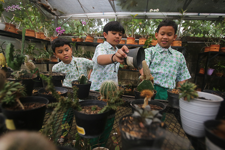Sejumlah siswa melakukan perawatan tanaman hias di SDI Al-Syukro Universal, Tangerang Selatan, Banten, Selasa (10/9/2024). (Foto: Edwin B/ Muslim Obsession)