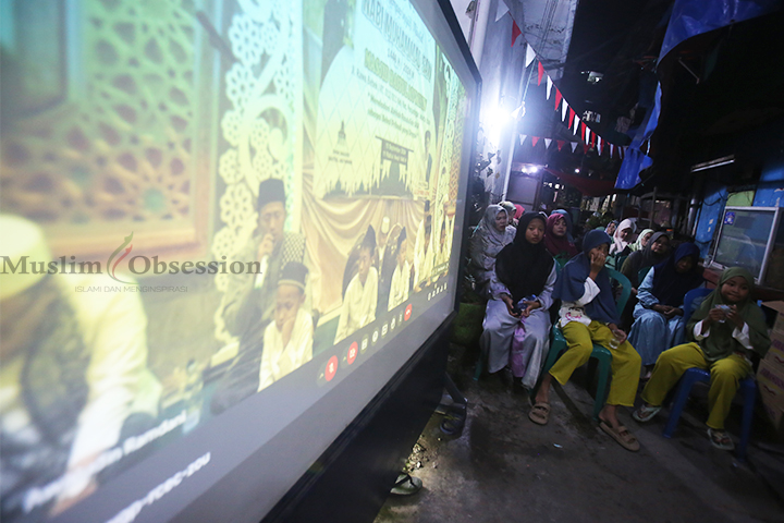 Sebagian warga RT 08, 09, 010, 012 RW 011 Rawa Bebek, Kelurahan Penjaringan, Kecamatan Penjaringan, Jakarta Utara, mengikuti acara Maulid Nabi Muhammad SAW di halaman Masjid Baitul Mu’Minin, Ahad (19/9/2024). (Foto: Edwin B/ Muslim Obsession)