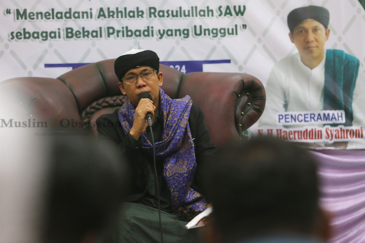 Penceramah K. H. Haeruddin Syahroni memberikan tausiyah pada acara Maulid Nabi Muhammad SAW di Masjid Baitul Mu’Minin, Ahad (19/9/2024). (Foto: Edwin B/ Muslim Obsession)