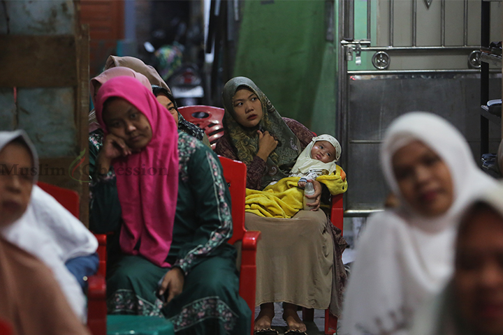 Sebagian warga RT 08, 09, 010, 012 RW 011 Rawa Bebek, Kelurahan Penjaringan, Kecamatan Penjaringan, Jakarta Utara, mengikuti acara Maulid Nabi Muhammad SAW di halaman Masjid Baitul Mu’Minin, Ahad (19/9/2024). (Foto: Edwin B/ Muslim Obsession)