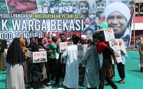 Pesantren Nuu Waar AFKN Bagikan Ubi kepada 2.000 Warga Bekasi