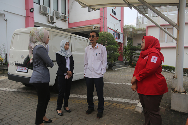 Ketua UDD PMI Kota Tangerang Selatan Suhara Manullang (kedua dari kanan) didampingi staff saat menerima kedatangan pihak dari Bank BJB di halaman Unit Donor Darah (UDD) PMI Tangerang Selatan di Jalan Tekno Widya Ciater, Kecamatan Serpong Kota Tangerang Selatan, Banten, Rabu (25/9/2024). (Foto: Edwin B/ Muslim Obsession) 