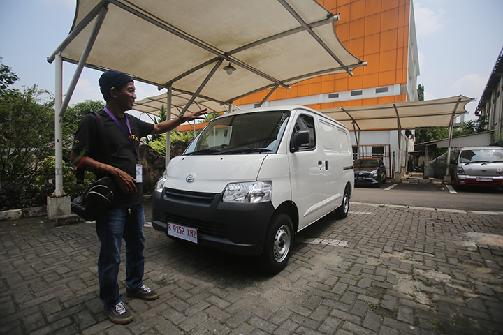 Seorang pendonor melintasi mobil program Corporate Social Responsibility (CSR) Bank BJB di halaman Unit Donor Darah (UDD) PMI Tangerang Selatan di Jalan Tekno Widya Ciater, Kecamatan Serpong Kota Tangerang Selatan, Banten, Rabu (25/9/2024). (Foto: Edwin B/ Muslim Obsession) 