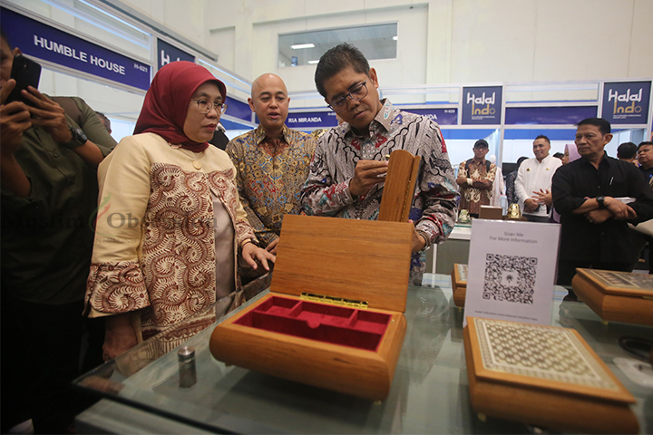 Sekretaris Jenderal Kementerian Perindustrian Eko S.A Cahyanto mengunjungi booth pameran Halal Indo di Indonesia Convention Exhibition (ICE) BSD, Tangerang, Banten, Kamis (26/9/2024). (Foto: Edwin B/ Muslim Obsession)