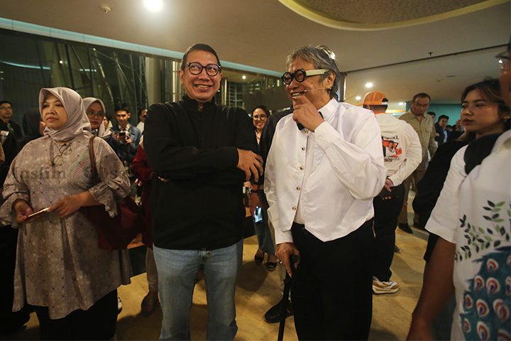 Aktor Butet Kartaredjasa (tengah) berdiskusi dengan Mantan Menteri Agama Lukman Hakim (kiri) saat Teater besar Taman Ismail Marzuki (TIM), Jakarta Pusat, Sabtu (28/9/2024). (Foto: Edwin B/ Muslim Obsession)