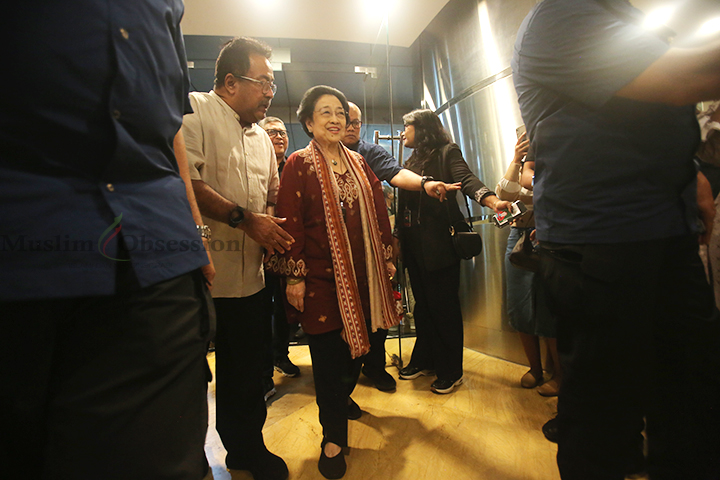 Mantan Presiden ke-5 Megawati Soekarnoputri didampingi Cawagub DKI Jakarta Rano Karno saat tiba di Teater besar Taman Ismail Marzuki (TIM), Jakarta Pusat, Sabtu (28/9/2024). (Foto: Edwin B/ Muslim Obsession)