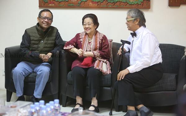 FOTO: Pentas Teater “Si Manis Jembatan Merah” Dihadiri Para Tokoh Nasional