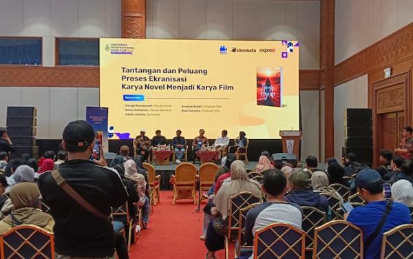 Mengungkap Tantangan dan Peluang Ekranisasi Novel ke dalam Film Story Market, Indonesia International Book Fair 2024