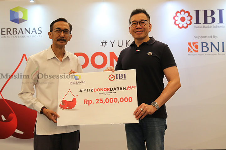Ketua umum IBI Haryanto Tiara Budiman (kanan) berikan bantuan ke Kepala Unit Donor Darah (UDD) Tangsel dr. Suhara Manullang (kiri) secara simbolis di Ballroom Menara BNI Pejompongan , Jakarta Pusat, Jumat (4/10/2024). (Foto: Edwin B/ Muslim Obsession)