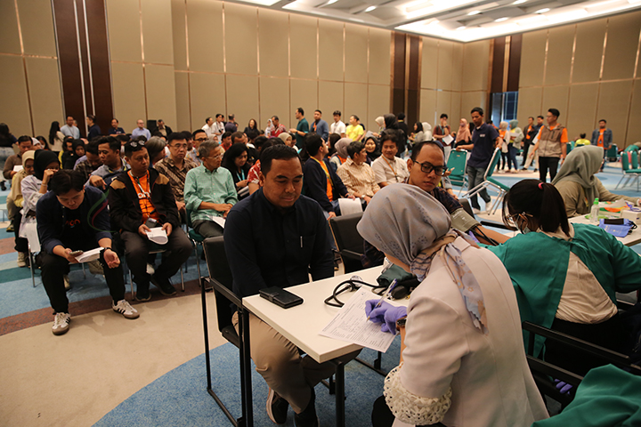 Sejumlah karyawan mengantri untuk melakukan pengecekan tensi darah sebelum melakukan donor darah di Ballroom Menara BNI Pejompongan , Jakarta Pusat, Jumat (4/10/2024). (Foto: Edwin B/ Muslim Obsession)