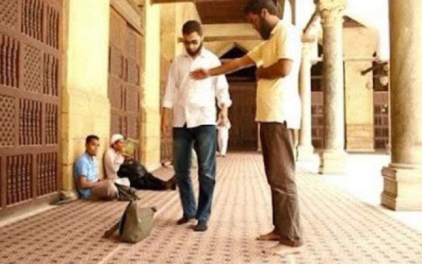 Larangan Melintas di Hadapan Orang yang Sedang Shalat