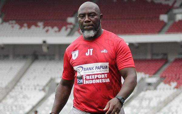 Mantan Pelatih Timnas Indonesia, Jacksen F Tiago Resmi Jadi Mualaf