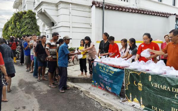 Jaga Toleransi, Umat Buddha Vihara Dewi Welas Asih Cirebon Tebar Takjil Ramadhan