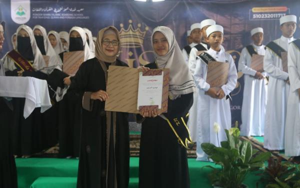 27 Santri PTQ Pondok Bambu Ikuti Wisuda Tahfizh Al-Quran