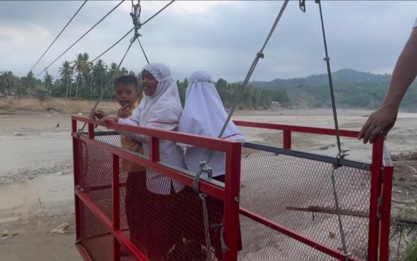 Gotong Royong Relawan dan Masyarakat Pulihkan Akses Desa Terputus di Bireuen