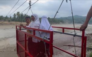 Gotong Royong Relawan dan Masyarakat Pulihkan Akses Desa Terputus di Bireuen