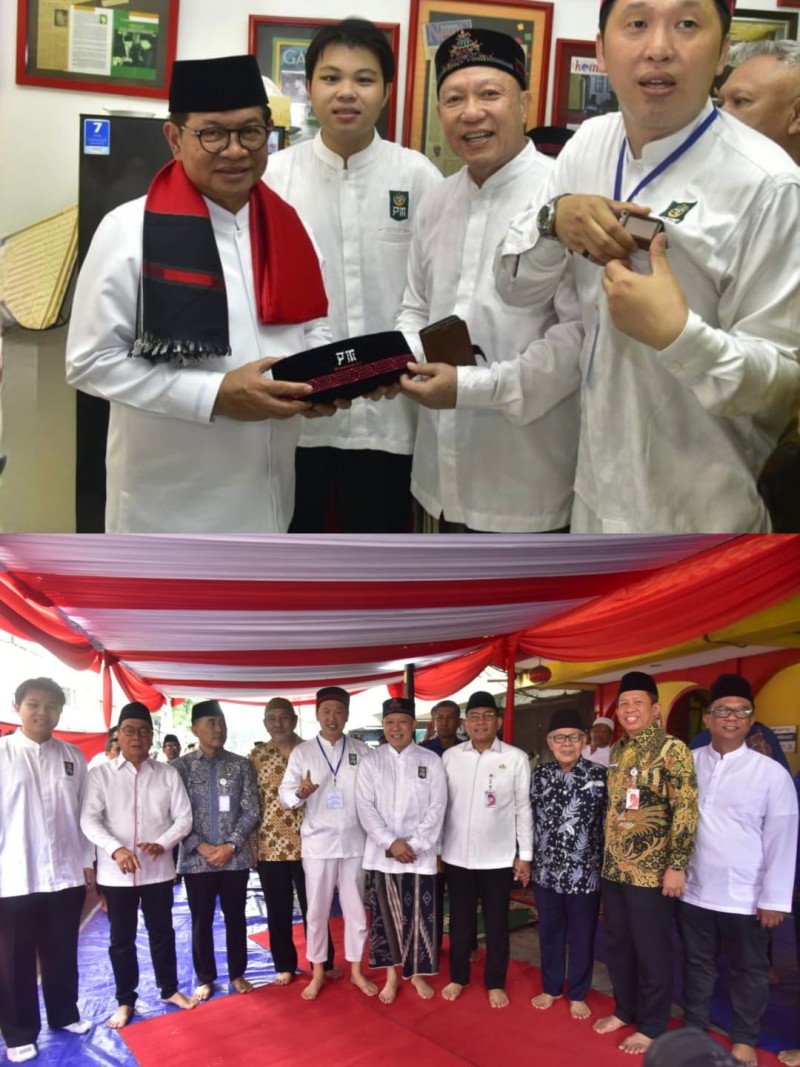 Serian menyerahkan peci khas PITI kepada Gubernur didampingi Devaro dan Abdurrahman Ong (atas). Bersama Walikota Jakarta Pusat beserta jajaran dan sejumlah tokoh Muslim Tionghoa Indonesia. (bawah).