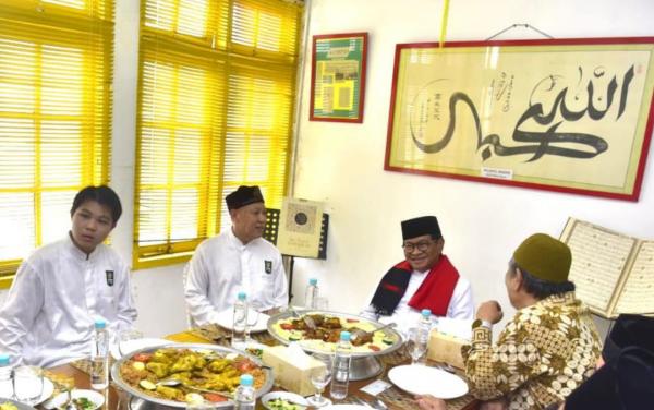 Gubernur Jakarta Salat Jumat Bersama Komunitas Muslim Tionghoa, Serian: Untuk Memperkuat Sinergi dan Ukhuwah