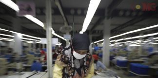 Pekerja sedang mengukur bahan untuk dibuat menjadi pakaian di salah satu pabrik di Tangerang, Banten, Senin (11/2/2019).